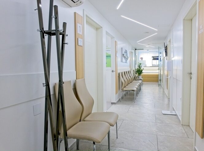 Hodnik in čakalnica ambulante Premediko v Mariboru