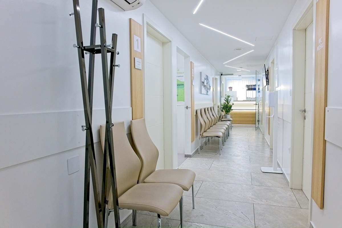 Hodnik in čakalnica ambulante Premediko v Mariboru