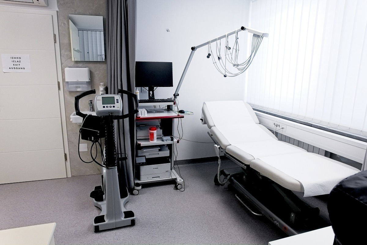 Ordinacija medicine dela z EKG aparatom in preiskovalno mizo, Premediko Maribor