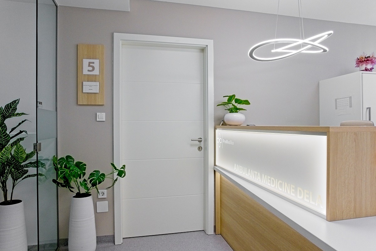 Recepcija in vrata ordinacije številka 5 v ambulanti Premediko